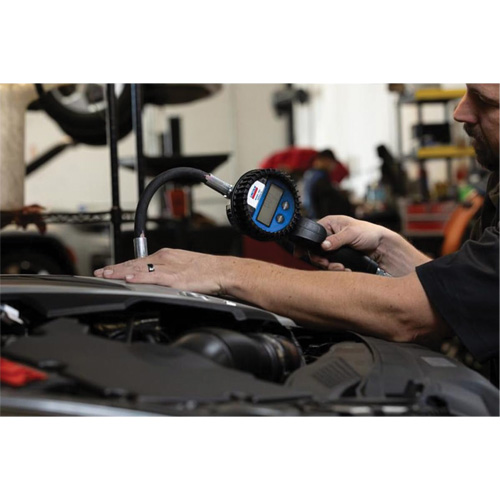 D&eacute;bitm&egrave;tre &eacute;lectronique de lubrifiant avec rallonge flexible &agrave; 90° Infinity Industrial Services Inc.