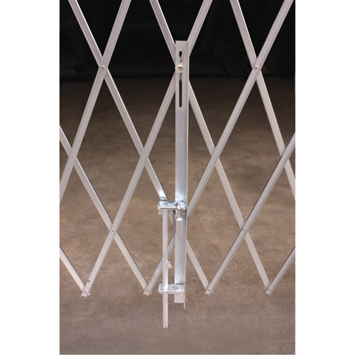 Barri&egrave;res de s&eacute;curit&eacute; galvanis&eacute;es repliables, Repliable simple fixe, 10' lo x 6' 6" h d&eacute;ploy&eacute; Infinity Industrial Services Inc.