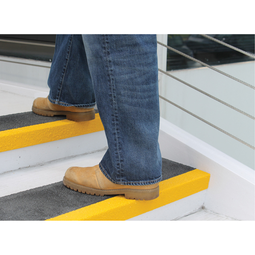 Rebords de marches antid&eacute;rapants Safestep, 10" la x 32" lo, Noir & jaune Infinity Industrial Services Inc.
