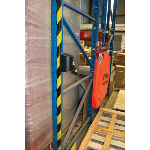 Barri&egrave;re murale magn&eacute;tique avec bande magn&eacute;tique, Plastique, Fixation magn&eacute;tique, 15', Ruban Noir et jaune Infinity Industrial Services Inc.