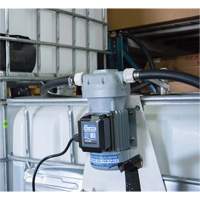 Pompe de transfert de fluide d'&eacute;chappement diesel (DEF) 115 V CA avec support pour cuve GRV et pistolet Infinity Industrial Services Inc.