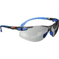 Lunettes de s&eacute;curit&eacute; Solus avec lentilles Scotchgard, Lentille Grise/fum&eacute;e, Antibu&eacute;e, R&eacute;pond ou surpasse la norme CSA Z94.3 Infinity Industrial Services Inc.